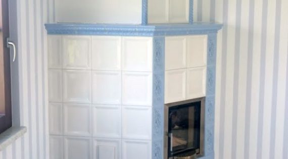 Kachelofen hellbau-weiß