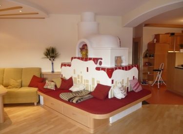 Kachelofen mit Handkeramik